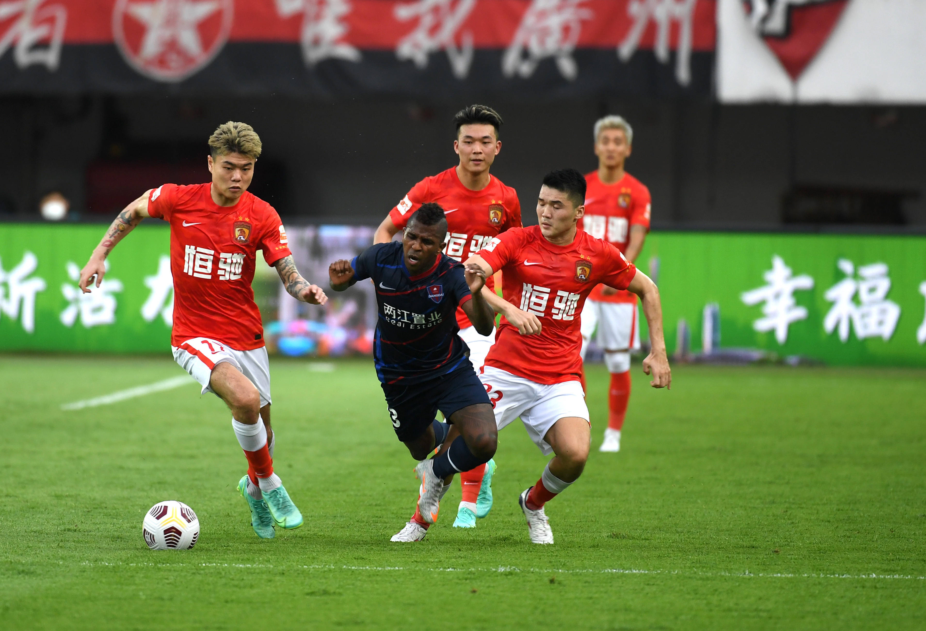 广州队训练开放日，转会期造点机会引观众欢呼，社区盾在即，团队化学反应显著的简单介绍-九游在线入口